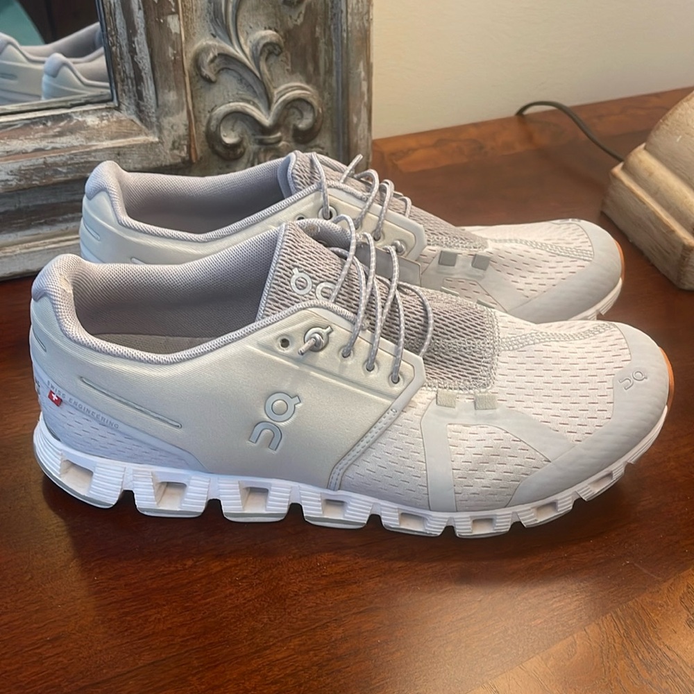 On running cloud 5 all white Women running sneakers Sz 9.5